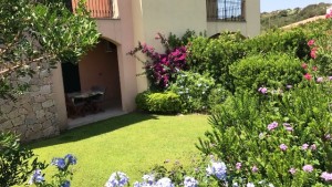 Porto Pozzo trilocale di testa con giardino